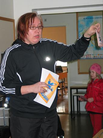 Tarja teoriaa opettamassa